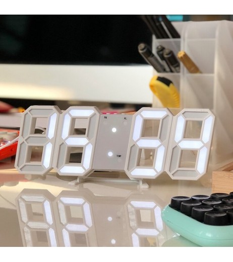 立体 デジタル時計 置き掛け兼用時計 3D LED USB電源 自動調光 目覚まし 日付